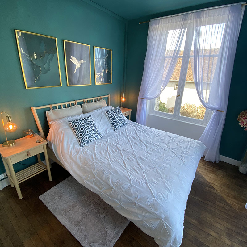 Œuvres d’art encadrées au-dessus du lit