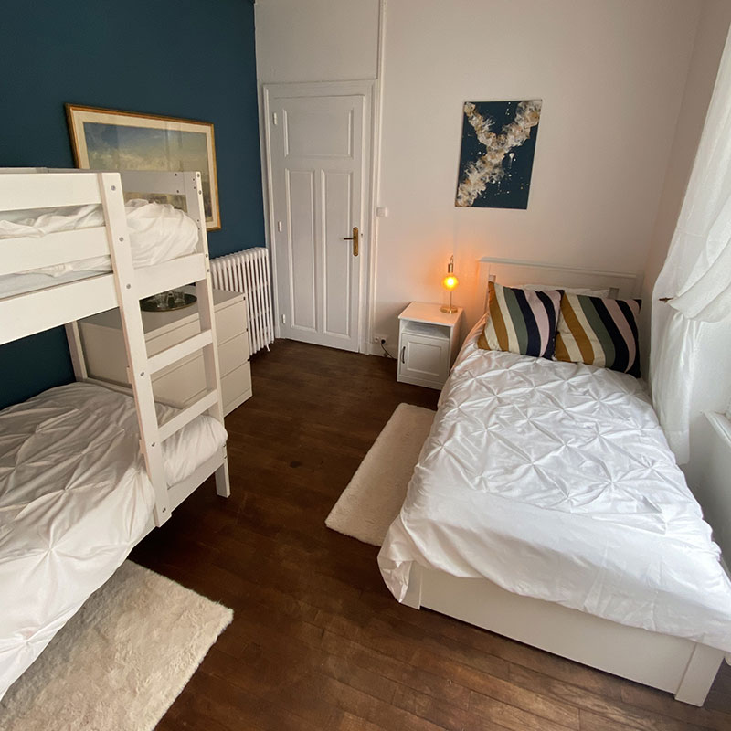 Lit simple et rangement pour vêtements