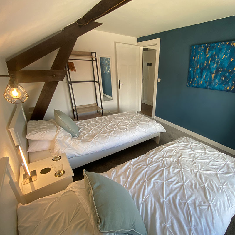 Lits jumeaux dans la chambre