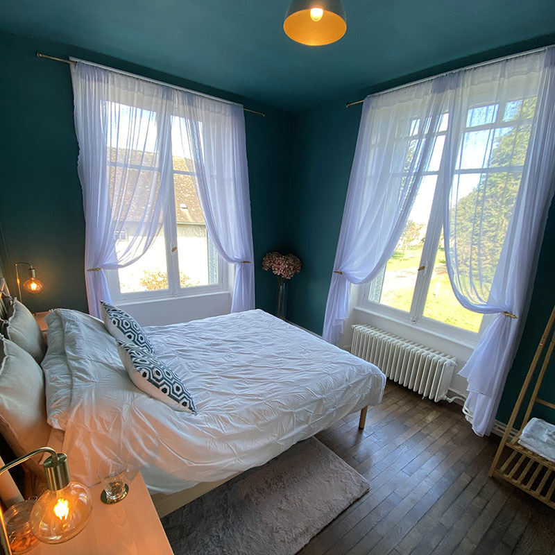 Lit king size dans la chambre Mo&euml;t