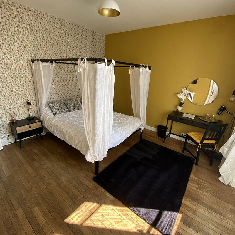 Le lit king size à baldaquin de la suite Bollinger