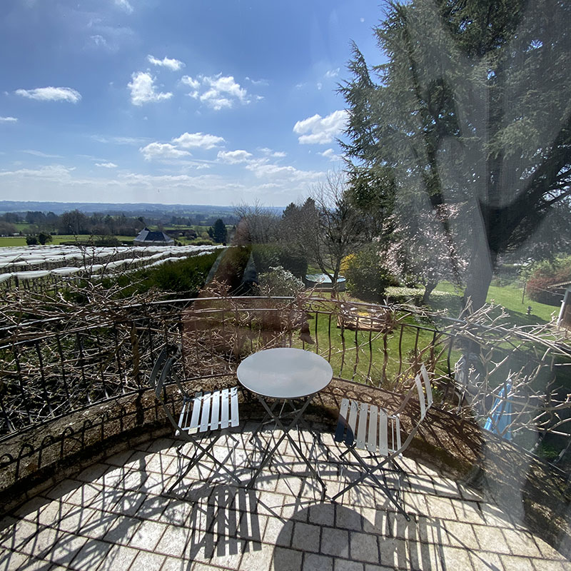 Vue sur le balcon avec table et chaises