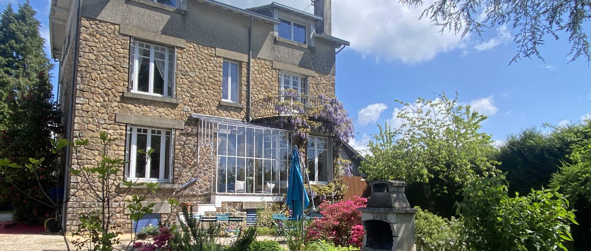 David & Iain Senior devant la Maison De Montgibaud près de Limoges